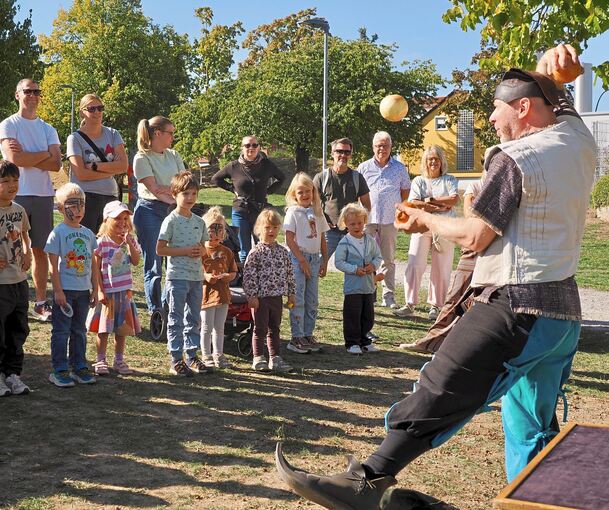 Die Edlen von Buron sorgen mit einem mittelalterlich anmutenden Vergnügungspark für Unterhaltung beim jungen Publikum.