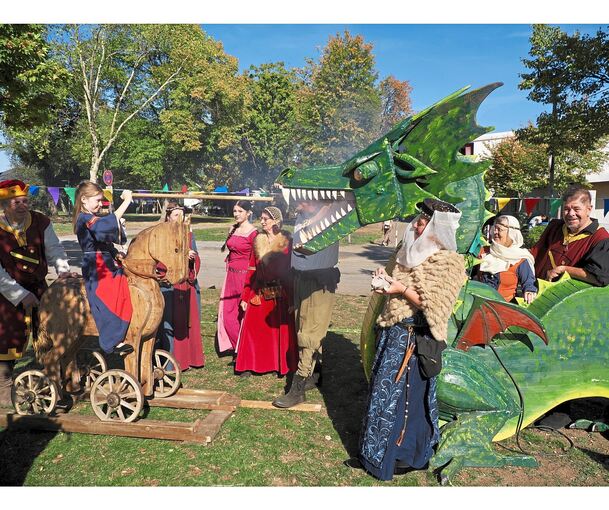 Der feuerspeiende Drache begeistert die Kinder.