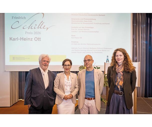 Gruppenbild mit Preisträger: (von links) Laudator Prof. Dr. Jochen Hörisch (Literatur- und Medienwissenschaftler), Neşe Erikli (Staatssekretärin im Ministerium für Wissenschaft, Forschung und Kunst Baden-Württemberg), Karl-Heinz Ott (Friedrich-Schill