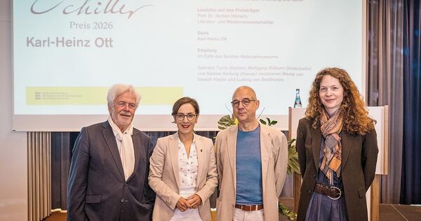 Gruppenbild mit Preisträger: (von links) Laudator Prof. Dr. Jochen Hörisch (Literatur- und Medienwissenschaftler), Neşe Erikli (Staatssekretärin im Ministerium für Wissenschaft, Forschung und Kunst Baden-Württemberg), Karl-Heinz Ott (Friedrich-Schill