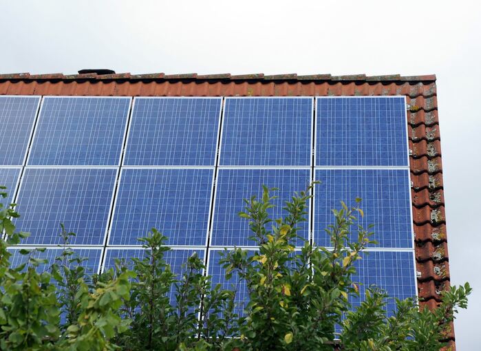Solarstrom - Solar-Anlage auf einem Dach Solarstrom - Solar-Anlage auf einem Dach