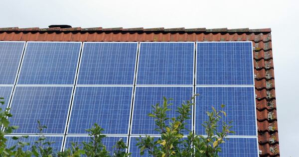 Solarstrom - Solar-Anlage auf einem Dach