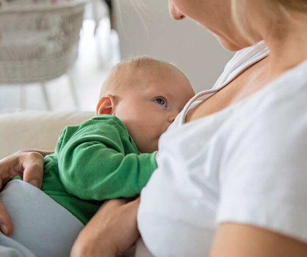 Über die Muttermilch erhalten Babys wichtige Nährstoffe.