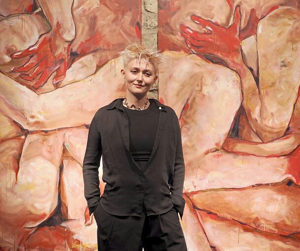 Lissy Noller vor ihrem Werk „Anatomy of a Love Story“. Die Künstlerin wuchs in Oberriexingen auf.