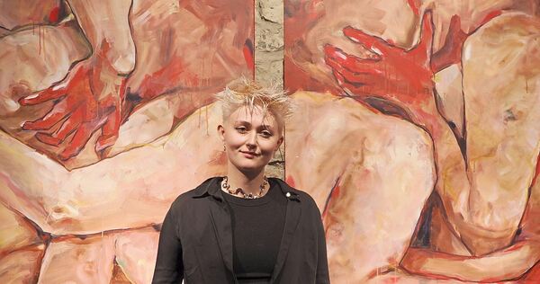 Lissy Noller vor ihrem Werk „Anatomy of a Love Story“. Die Künstlerin wuchs in Oberriexingen auf.