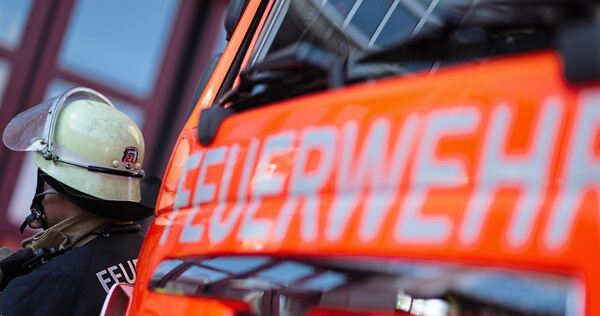 Die Feuerwehr bekommt den Brand schnell unter Kontrolle.