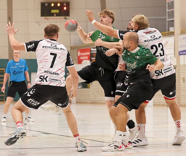 Findet im umkämpften Derby kein Durchkommen: Lou Mihatsch (Mitte, am Ball).