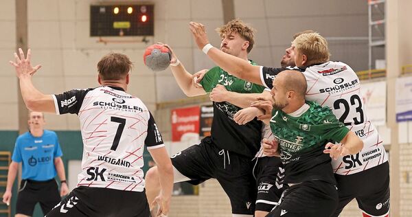 Findet im umkämpften Derby kein Durchkommen: Lou Mihatsch (Mitte, am Ball).