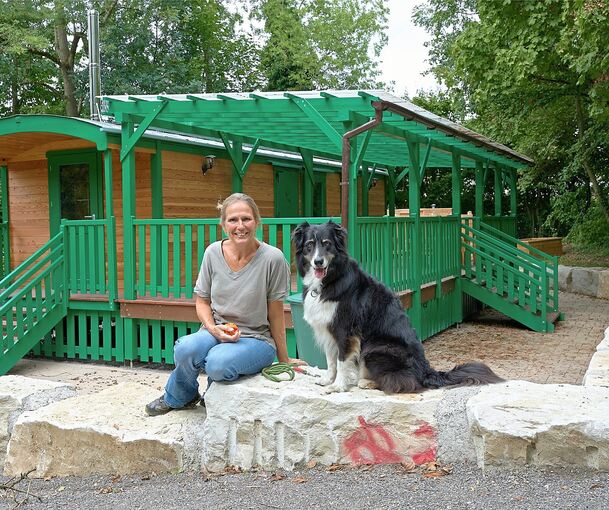 Leiterin Birgit Bernhard und Kindergartenhund Casey gehören zum Stammpersonal der städtischen Kita Pusteblume in Poppenweiler. Die neue Naturgruppe mit Bauwagen und Co. ist nur einen Steinwurf entfernt.