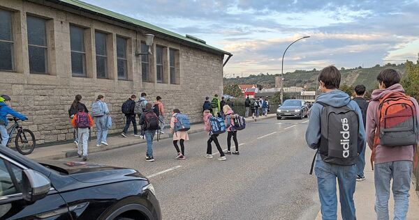 Auf der Neckarbrücke am Montagmorgen: Viele Kinder queren mitten auf der Brücke die Fahrbahn.