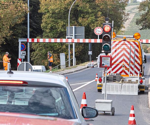 Die Höhenbegrenzung im Neusatz musste am Montag repariert werden, nachdem ein Kastenwagen darunter stecken geblieben war. Es kam zu Verkehrsbehinderungen.
