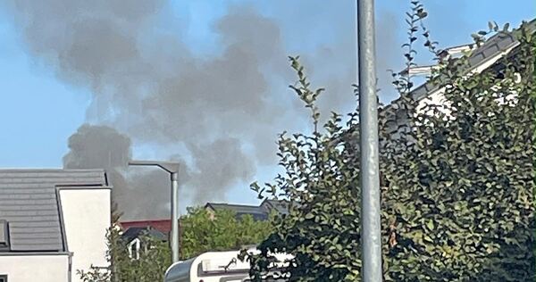 Der Rauch ist weit zu sehen.
