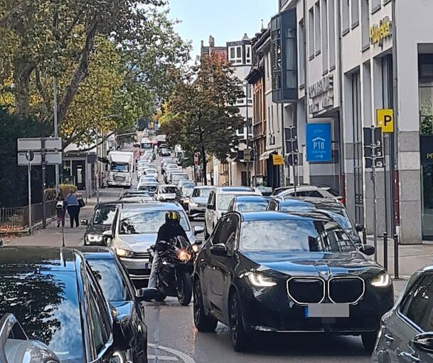 Megastau in der Solitudestraße: Weil der Weg von der Keplerbrücke durch den Bahnhofstunnel an der Schillerstraße endet, kommt es am Montagmorgen zu massiven Staus in der Innenstadt.