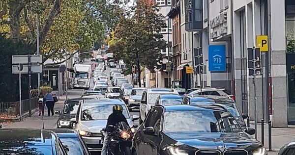 Megastau in der Solitudestraße: Weil der Weg von der Keplerbrücke durch den Bahnhofstunnel an der Schillerstraße endet, kommt es am Montagmorgen zu massiven Staus in der Innenstadt.