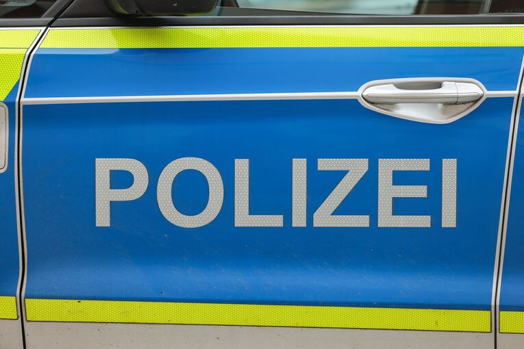 Einbrecher fällt Nussbaum Einbrecher fällt Nussbaum