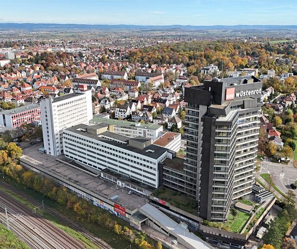 Im Dornröschenschlaf: Rund 2,1 Hektar misst das ehemalige Gelände von Wüstenrot in der Südstadt, das leer steht. Markantester Punkt ist der 72 Meter hohe Turm, der vor 55 Jahren erbaut wurde.