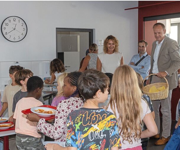 Erst die leeren Teller mit dem Hauptgericht abräumen, dann gibt es Eis von Bürgermeister Thomas Schäfer und Sonja Widmann vom Bauamt.