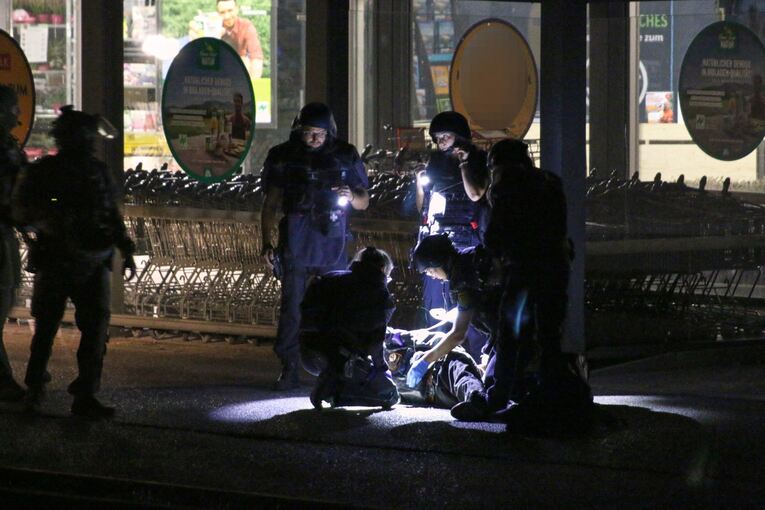 Frau durch einen Schuss lebensgefährlich verletzt Frau durch einen Schuss lebensgefährlich verletzt