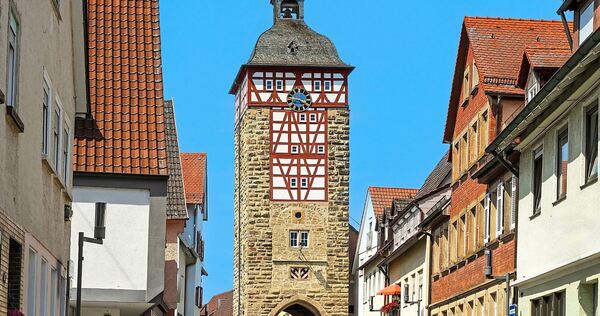 Der Köllesturm, ein Torturm der früheren Stadtmauer aus dem 13. Jahrhundert.