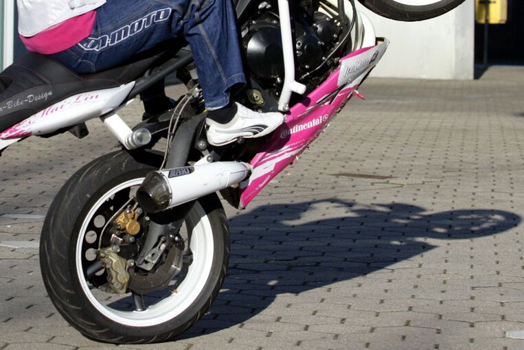 Biker macht Wheelie und kommt zu Fall Biker macht Wheelie und kommt zu Fall