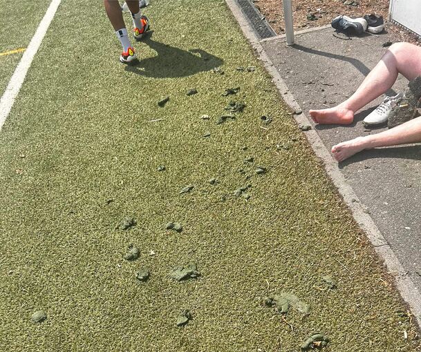Das Granulat auf dem Sportplatz bildet Klumpen.