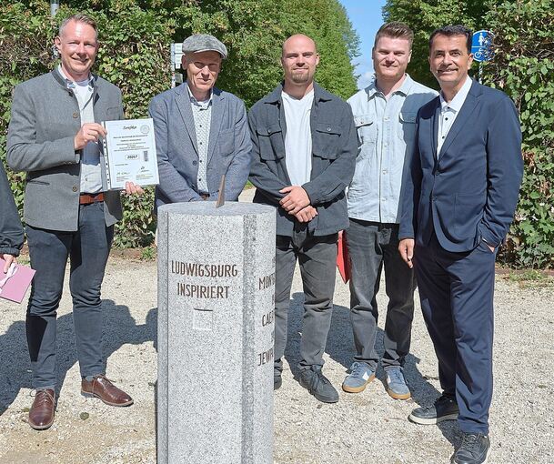 Bürgermeister Sebastian Mannl, Familie Blaschke, sowie Stadtvertreter Elmar Kunz (von links) weihen die Sonnenuhr gemeinsam ein.