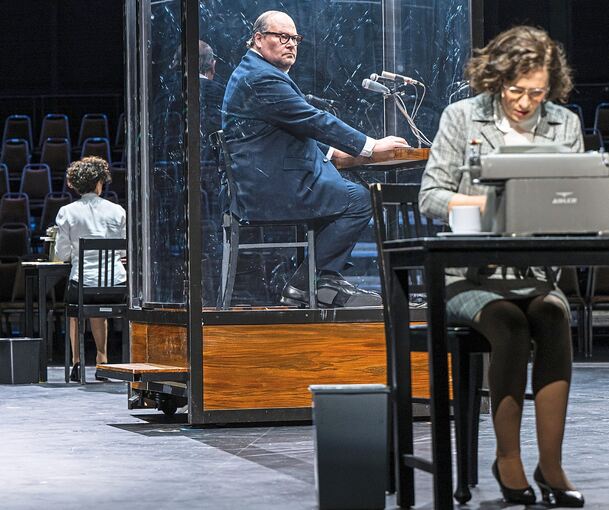 Zwischen Publikum und Bühne bleibt ein Graben: Die Erkundungstour von Hannah Arendt im Schauspielhaus.