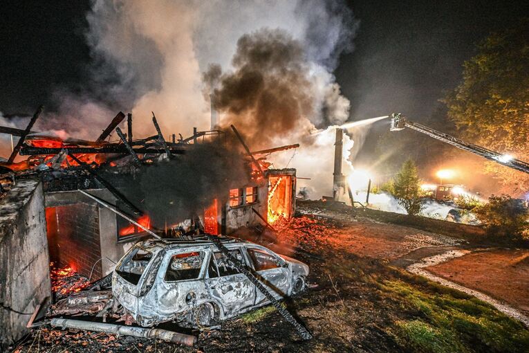 Bauernhaus steht in Flammen