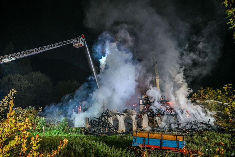 Bauernhaus steht in Flammen