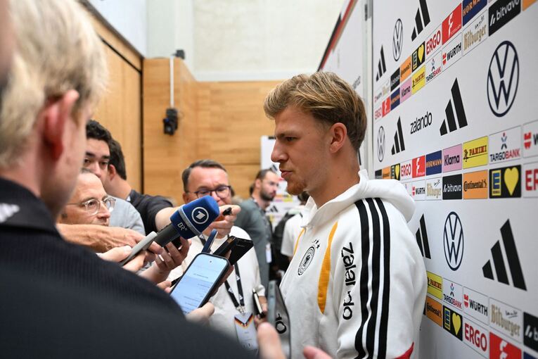 Fußball-Nationalmannschaft - Mixed Zone