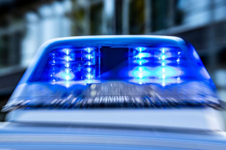 Auto fährt gegen Schulcontainer - Fahrer schwer verletzt Auto fährt gegen Schulcontainer - Fahrer schwer verletzt