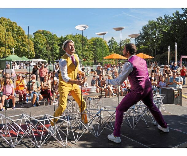 Buntes Treiben im Kornwestheimer Kulturkarree: Böhme und Scheffler überzeugen mit Jonglage, Magie und Artistik.