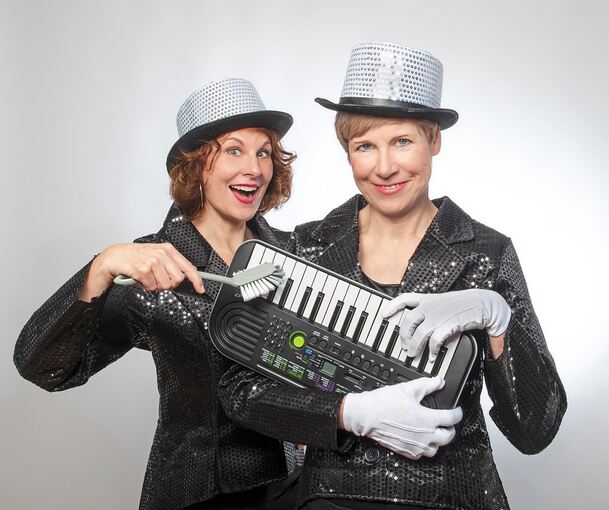 Setzen ein Zeichen für die poetische Ader des Schwäbischen: Ilona Nowak (links) und Elisabeth Kabatek.