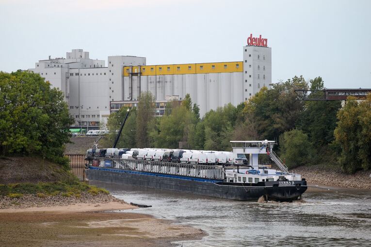 Frachtschiff fährt sich im Düsseldorfer Hafen fest Frachtschiff fährt sich im Düsseldorfer Hafen fest