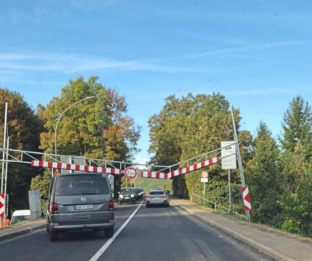 Zerstört: Zum wiederholten Mal ist die Höhenbegrenzung vor der Neckarbrücke im Neusatz beschädigt worden.