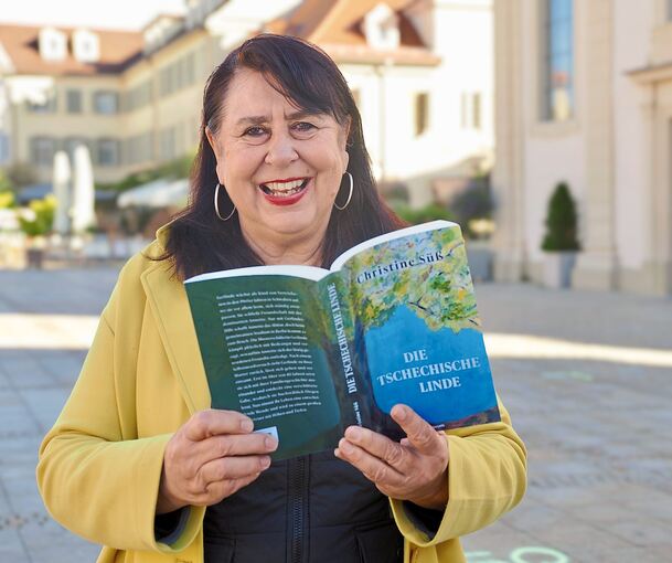 Christine Süß mit ihrem neuesten Roman.