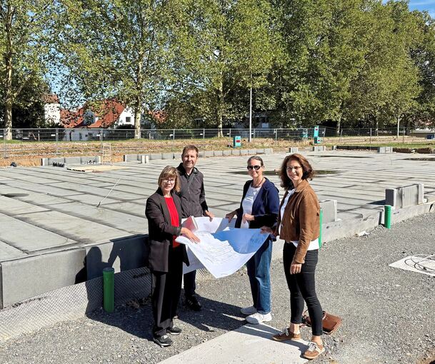Die Bodenplatte ist fertig: Gabriele Barnert (Stellvertretende Fachbereichsleiterin Hochbau und Gebäudewirtschaft), Björn Griemberg (Teamleiter Bau), Bauleiterin Veronica Schneider und Bürgermeisterin Andrea Schwarz sind zufrieden mit dem Baufortschr