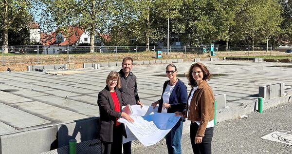 Die Bodenplatte ist fertig: Gabriele Barnert (Stellvertretende Fachbereichsleiterin Hochbau und Gebäudewirtschaft), Björn Griemberg (Teamleiter Bau), Bauleiterin Veronica Schneider und Bürgermeisterin Andrea Schwarz sind zufrieden mit dem Baufortschr