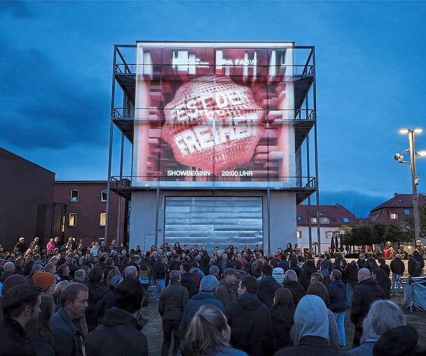 Eine transmediale Inszenierung mit Video-Mapping, Musik, Tanz und Performances gibt es am 1. Oktober auf dem Akademiehof. Eine transmediale Inszenierung mit Video-Mapping, Musik, Tanz und Performances gibt es am 1. Oktober auf dem Akademiehof.