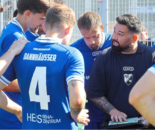 Zufrieden mit der jüngsten Trainingsleistung seines Teams: FSV-Trainer Daniel Zmpitas (rechts).