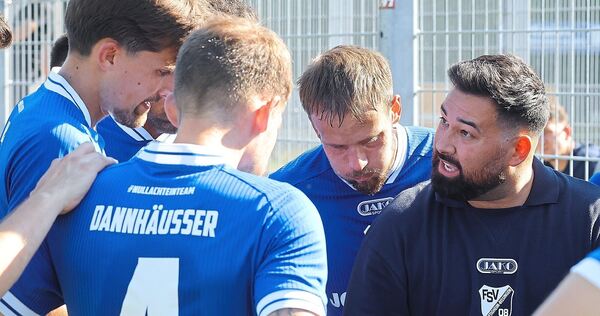 Zufrieden mit der jüngsten Trainingsleistung seines Teams: FSV-Trainer Daniel Zmpitas (rechts).