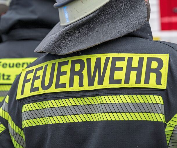 Feuerwehrleute im Einsatz. Feuerwehrleute im Einsatz.