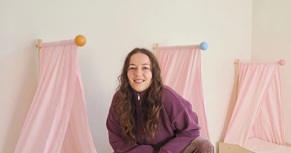 Olivia Seiberth eröffnet im Januar den Momo-Kleinkindergarten in Aldingen. In solchen Bettchen werden die Kinder schlafen. Sie sollen noch auf einen Sockel kommen, damit sie nicht auf dem Boden stehen.