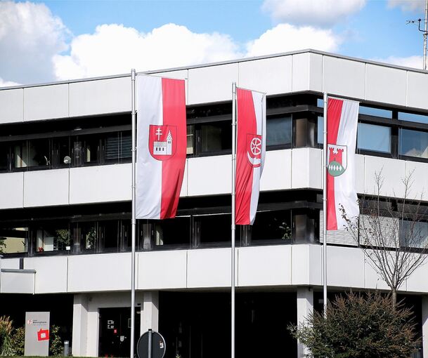 Die Flaggen von Hofen, Bönnigheim und Hohenstein (von links) wehen vor dem in die Jahre gekommenen Rathaus.