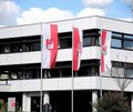 Die Flaggen von Hofen, Bönnigheim und Hohenstein (von links) wehen vor dem in die Jahre gekommenen Rathaus.