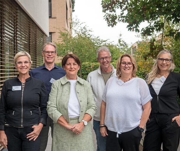 In einer Tagungspause auf der Ludwigsburger Karlshöhe: (von links) Ulrike Schäfle (Mercedes-Benz Sindelfingen), Patric Traut (IBM), Dr. Sabette Elter (Leiterin des medizinisch-psychologischen Fachdienstes auf der Karlshöhe), Jürgen Hoffmann (Porsche)