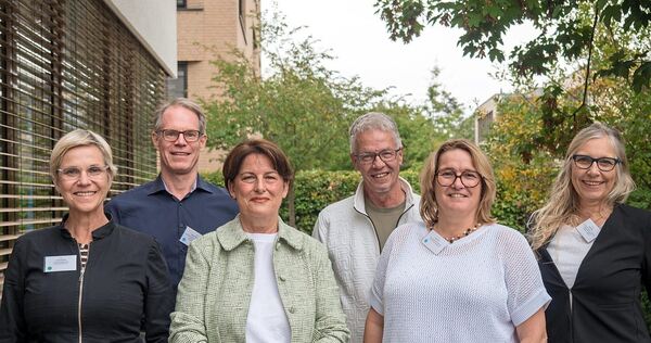 In einer Tagungspause auf der Ludwigsburger Karlshöhe: (von links) Ulrike Schäfle (Mercedes-Benz Sindelfingen), Patric Traut (IBM), Dr. Sabette Elter (Leiterin des medizinisch-psychologischen Fachdienstes auf der Karlshöhe), Jürgen Hoffmann (Porsche)