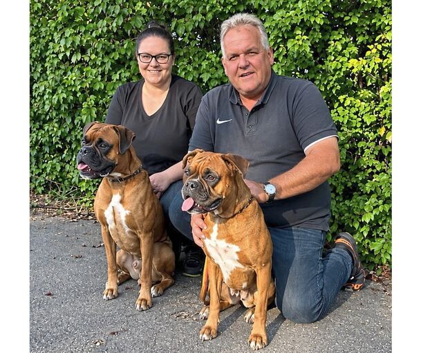 Markus und Maja Fässy aus Freiberg treten mit ihren Boxern Bomba und Conte bei der Deutschen Meisterschaft an.