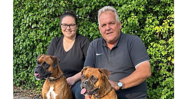 Markus und Maja Fässy aus Freiberg treten mit ihren Boxern Bomba und Conte bei der Deutschen Meisterschaft an.
