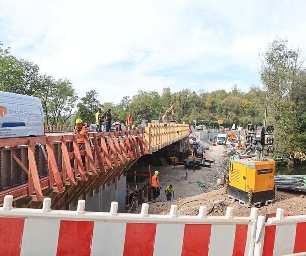 Die Brücke steht schon, derzeit wird an den Übergängen gearbeitet.